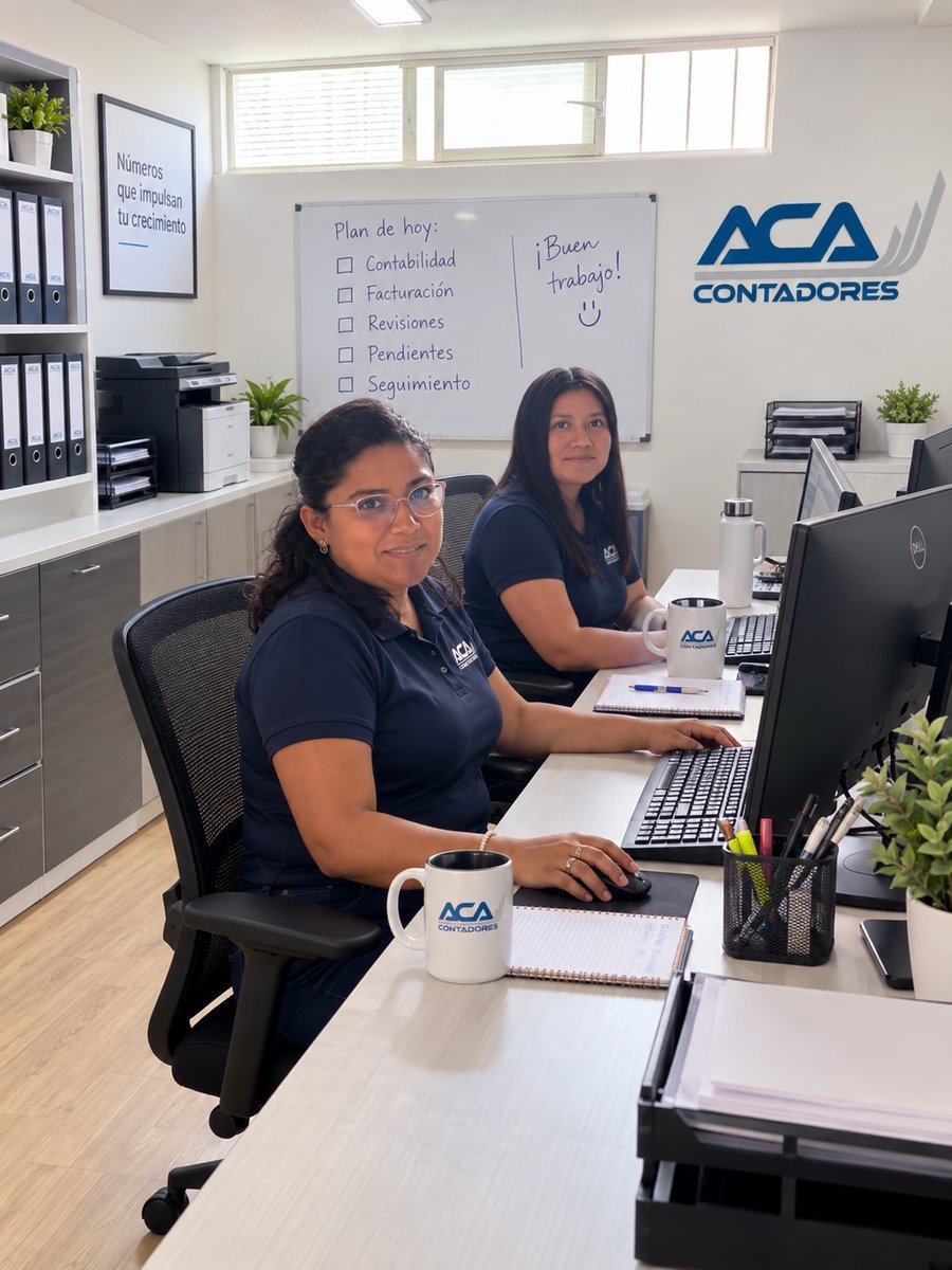 Equipo de ACA Contadores trabajando en la oficina